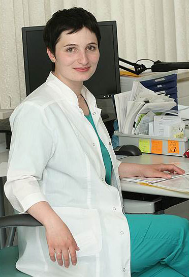 На все руки. Елена Младова, заваленная административной работой, ухитряется заниматься и врачебной практикой