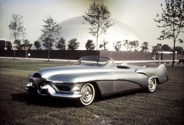 На выставке Motorama в 1951 году огромный успех имело детище Харли Эрла — концепт Le Sabre