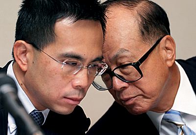 Перед Ли Ка-Шингом не стоит вопрос, кому передать власть над бизнес-империей. Правой рукой миллиардера уже долгие годы является его сын - Виктор Ли (слева) :: (Фото: AP)