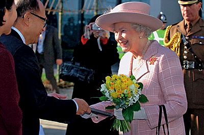 Гонконгский предприниматель и королева Елизавета II :: (Фото: Chris Radburn/PA/AFP)