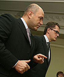 Михаил Мишустин (слева) и Кирилл Андросов: к 2010 году будет создана вся инфраструктура особых экономических зон. Фото: Аркадий Колыбалов 