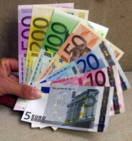 Евро отмечает 10-летний юбилей