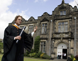 Нередко в Шотландии второе высшее образование получают голливудские звезды. К примеру, в 2006 году почетным доктором филологических наук Университета Святого Эндрю стал Майкл Дуглас. Фото: АР